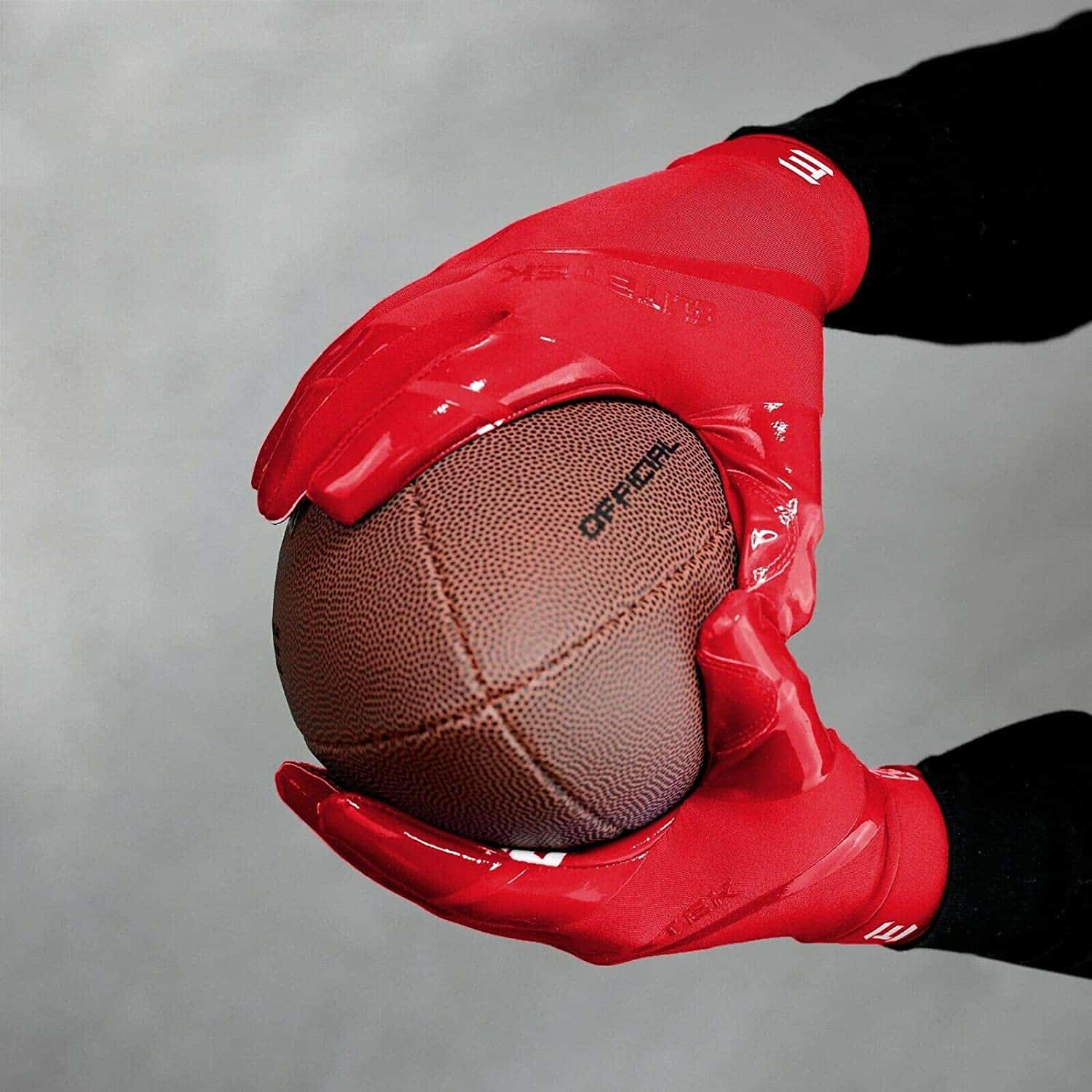 Beste personaliseerbare American Football handschoenen- EliteTek RG-14 Super Tight Fitting Football Gloves met de bal