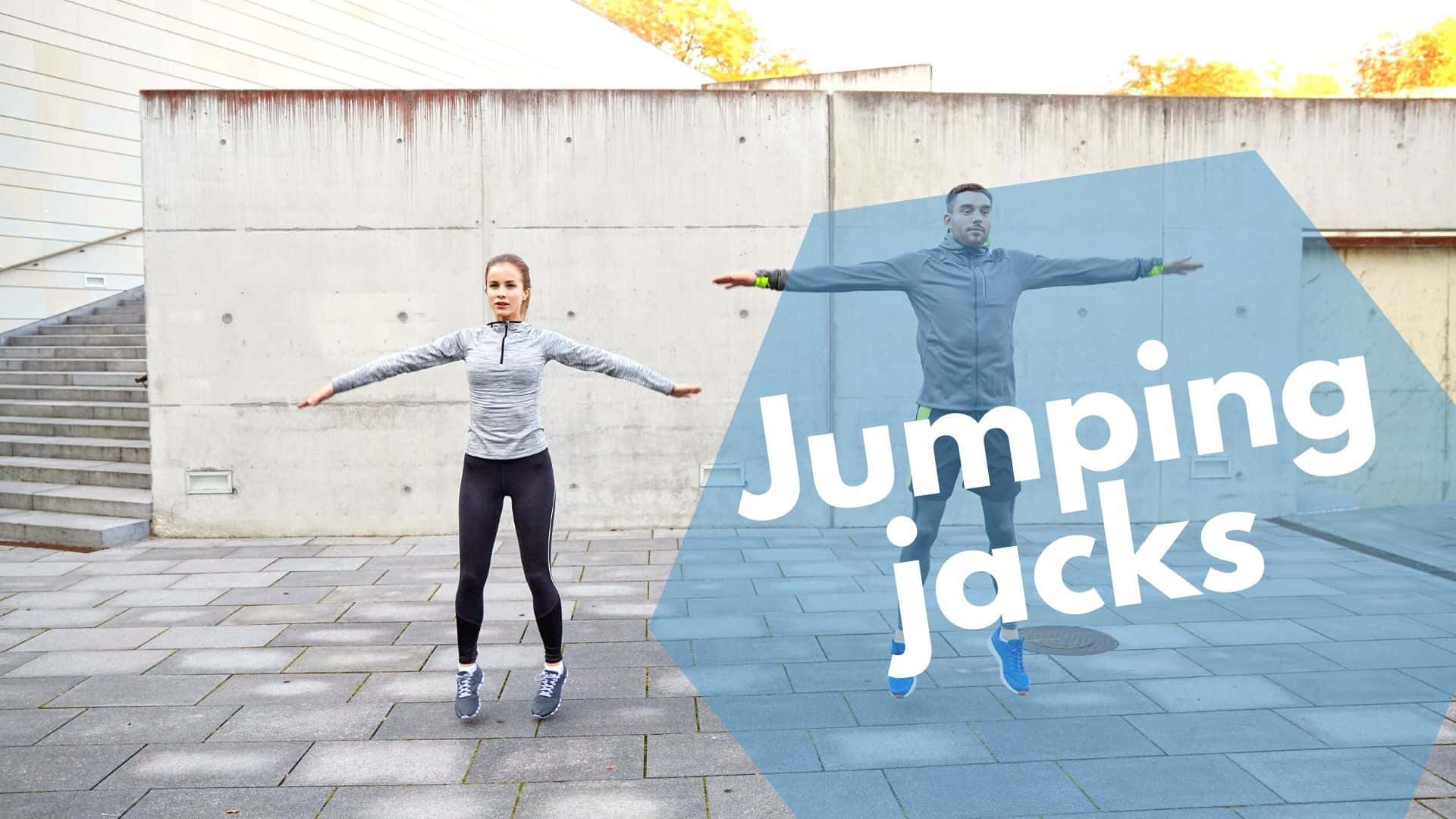 MAn en vrouw doen jumping jacks als warming-up